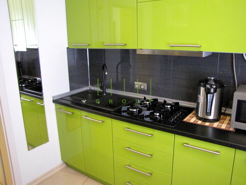 фото-мебели-изготовленной-на-заказ-для-кухни-в-зеленом-цвете-по-индивидуальному-дизайну