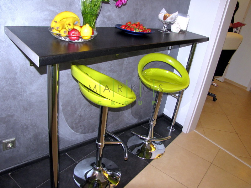 фото-мебели-изготовленной-на-заказ-для-кухни-в-зеленом-цвете-по-индивидуальному-дизайну