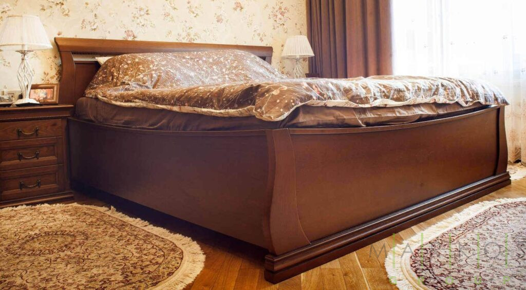на фото кровать на заказ из массива деревадля спальни в классическом стиле