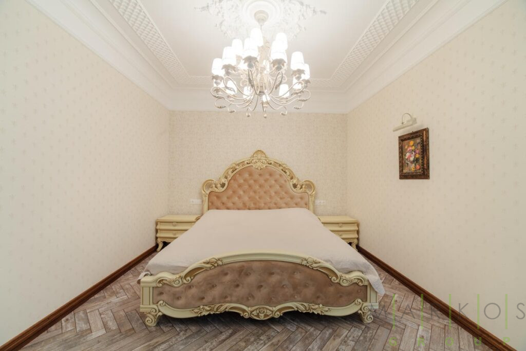 на фото элитная кроватьна заказ сделанная в классическом стиле с мягким изголовьем
