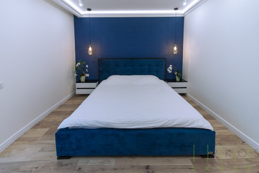 на фото мягкая кровать на заказ синего цвета